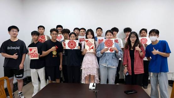 一群人站在一起 AI 生成的内容可能不正确。