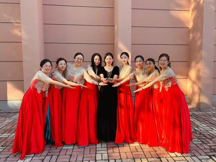 图片包含 建筑, 户外, 人, 女人 AI 生成的内容可能不正确。