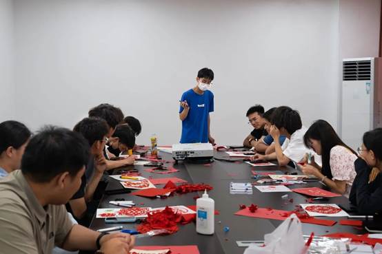 一群人围着桌子吃东西 AI 生成的内容可能不正确。