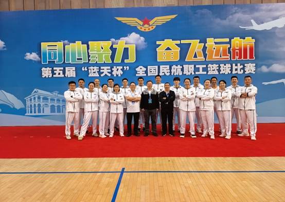 图片包含 桌子, 男人, 女人, 站 AI 生成的内容可能不正确。