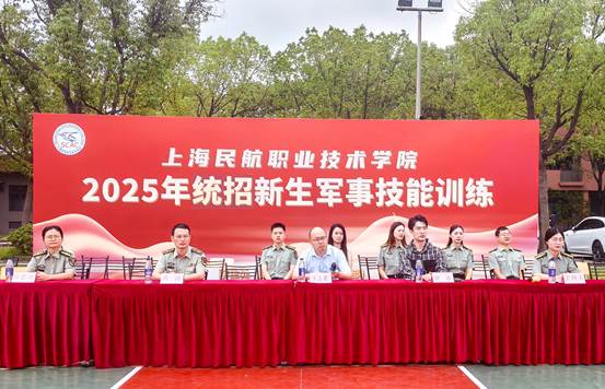 图片包含 户外, 水, 桌子, 沙发 AI 生成的内容可能不正确。