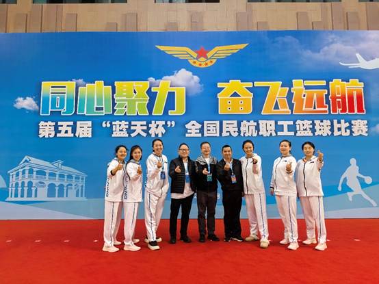 一群穿着蓝色衣服的人站在一起 AI 生成的内容可能不正确。