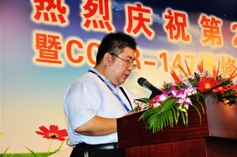 男人的照片上写着字 AI 生成的内容可能不正确。