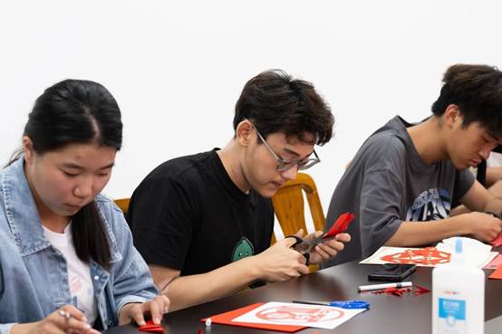 一群人看着桌子上的电脑 AI 生成的内容可能不正确。