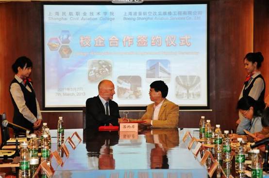 一群人站在桌子边 AI 生成的内容可能不正确。