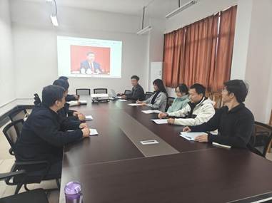 会议室里的人们 AI 生成的内容可能不正确。