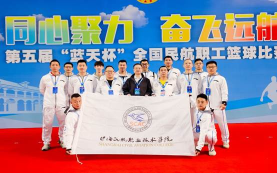 图片包含 男人, 标志, 播放器, 女人 AI 生成的内容可能不正确。