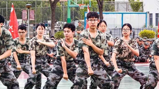 一群人在跑步 AI 生成的内容可能不正确。